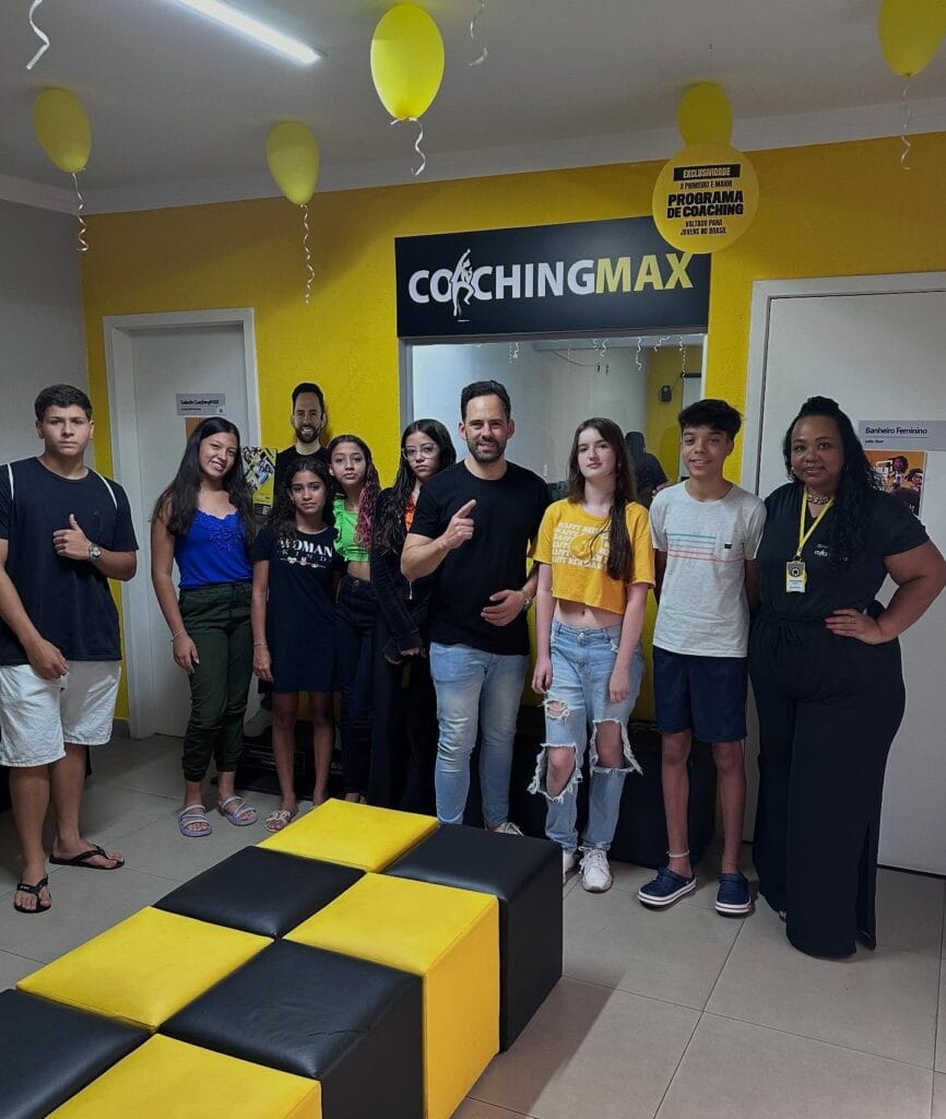 Fábio Affonso, alunos do CoachingMax e Diretora da Unidade QualificaMax - Unidade Santa Bárbara d'Oeste